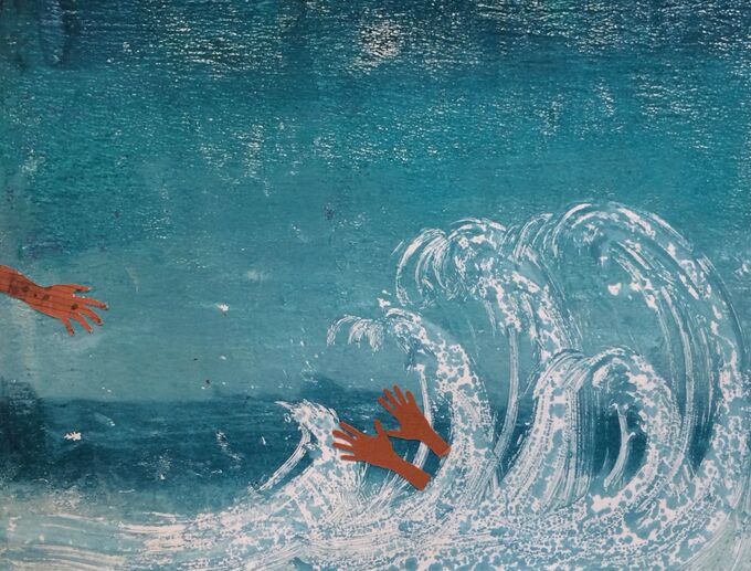 Eine stilisierte Darstellung von Wellen im Meer, aus denen zwei Hände herausragen. Eine Hand ist nach oben gestreckt, während die andere in der Welle versinkt. Der Hintergrund zeigt einen blauen Himmel und das Wasser.