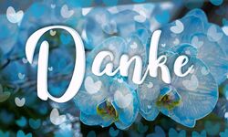 Ein blauer Hintergrund mit verschwommenen Herzchen und einer großen, geschwungenen Schrift, die das Wort "Danke" zeigt. Im Vordergrund sind helle Orchideenblüten zu sehen, die dem Bild eine freundliche und dankbare Atmosphäre verleihen. (Text KI generiert)